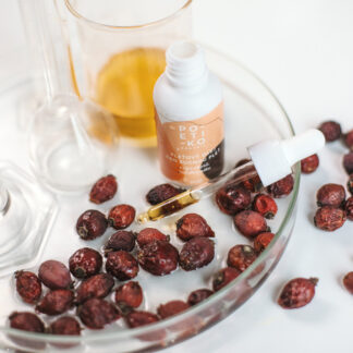 Poetiko – Pleťový olej z šipek, mandlí a máku 30 ml Poetiko Pletovy olej zo sipok mandli a maku Plantizia 4 Plantizia.cz