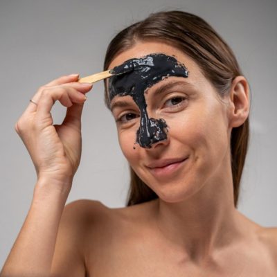 kvitek slupovací pletová maska ​​čistící pro t-zonu mastnou plet s černým uhlím