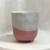květináč na nožičkách ruzovy blush