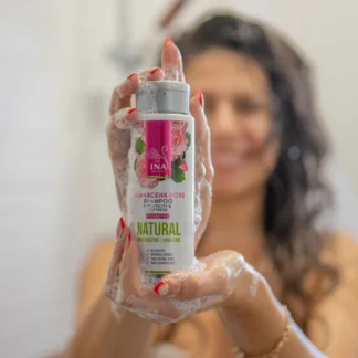 InaEssentials – Přírodní růžový šampon pro scuhé a poškozené vlasy 200 ml InaEssentials – Přírodní růžový šampon pro scuhé a poškozené vlasy