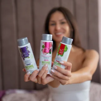 InaEssentials – Přírodní růžový šampon pro scuhé a poškozené vlasy 200 ml InaEssentials – Přírodní růžový šampon pro scuhé a poškozené vlasy